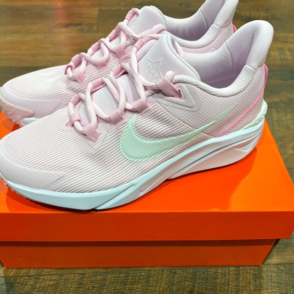 Nike girls Light Pink and white star 04 Shoes new size 5 - Picture 1 of 5